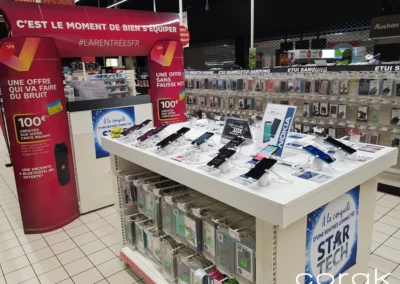 Rayon multimédia sécurisé par les boîtiers antivols et solutions de libre toucher de Corak à Auchan Caluire.