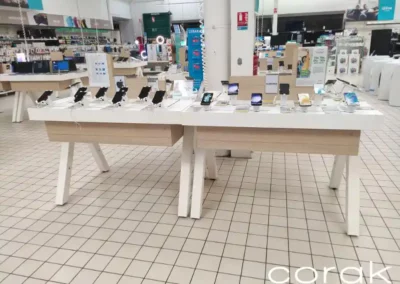 Installation de système de sécurité pour smartphones dans un magasin Auchan à Perpignan par Corak.