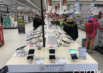 Table multimédia présentant des smartphones dans un magasin auchan