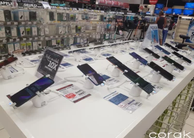 Rayon multimédia de smartphones et leurs accessoires dans un supermarché Auchan.